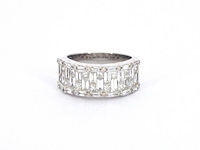 Witgouden ring met briljant en baguette gespelen diamanten - afbeelding 7 van  10