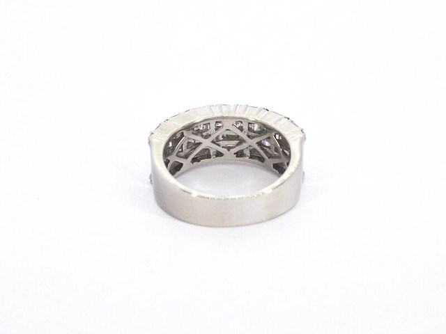 Witgouden ring met briljant en baguette gespelen diamanten - afbeelding 8 van  10