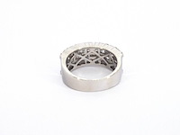 Witgouden ring met briljant en baguette gespelen diamanten - afbeelding 8 van  10