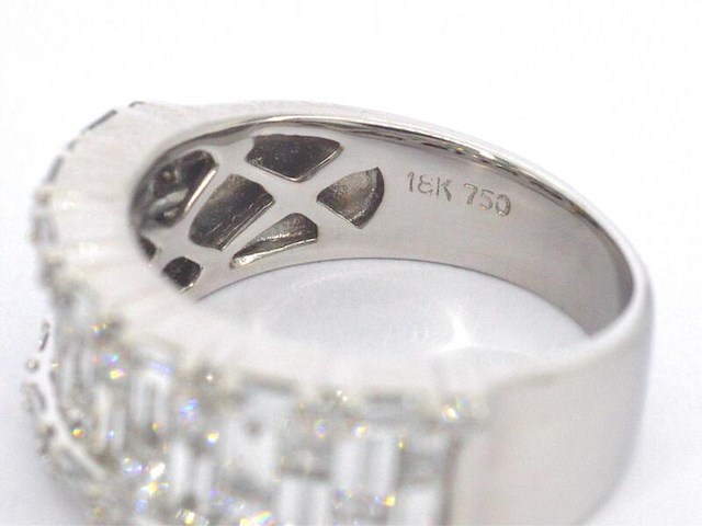 Witgouden ring met briljant en baguette gespelen diamanten - afbeelding 9 van  10