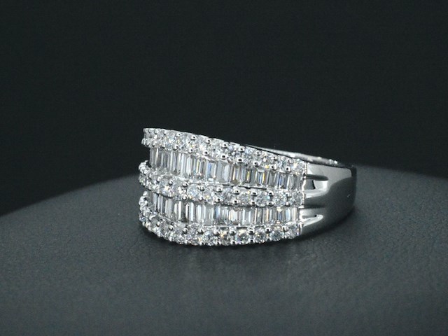 Witgouden ring met briljant en baguettes diamanten - afbeelding 1 van  5