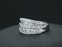 Witgouden ring met briljant en baguettes diamanten
