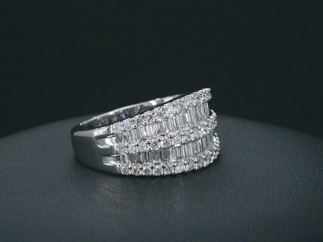 Witgouden ring met briljant en baguettes diamanten - afbeelding 2 van  5