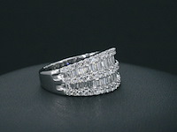 Witgouden ring met briljant en baguettes diamanten - afbeelding 2 van  5