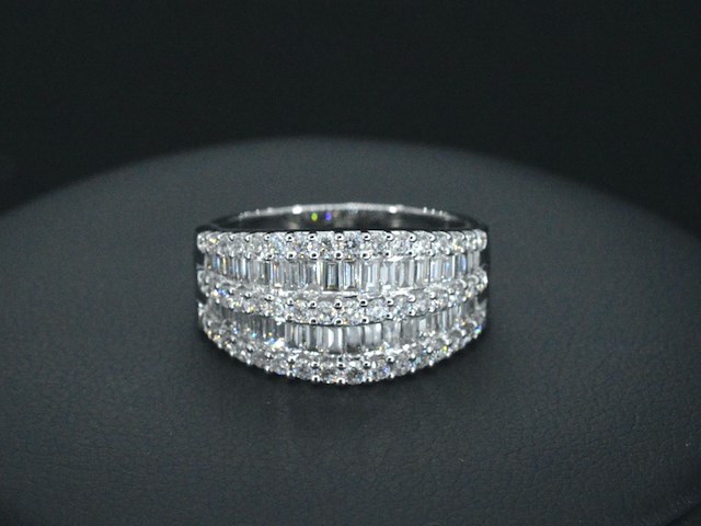 Witgouden ring met briljant en baguettes diamanten - afbeelding 4 van  5