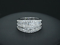 Witgouden ring met briljant en baguettes diamanten - afbeelding 4 van  5