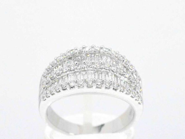 Witgouden ring met briljant en baguettes diamanten - afbeelding 1 van  11