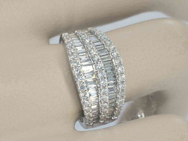 Witgouden ring met briljant en baguettes diamanten - afbeelding 4 van  11
