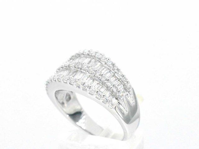 Witgouden ring met briljant en baguettes diamanten - afbeelding 5 van  11