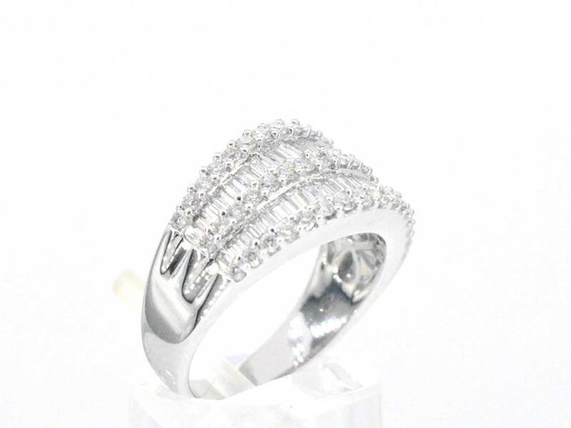 Witgouden ring met briljant en baguettes diamanten - afbeelding 6 van  11