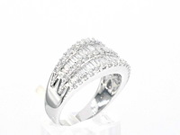 Witgouden ring met briljant en baguettes diamanten - afbeelding 6 van  11
