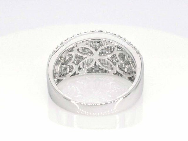 Witgouden ring met briljant en baguettes diamanten - afbeelding 9 van  11