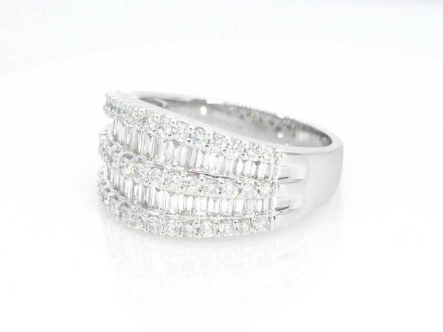 Witgouden ring met briljant en baguettes diamanten - afbeelding 10 van  11