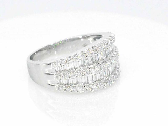 Witgouden ring met briljant en baguettes diamanten - afbeelding 11 van  11