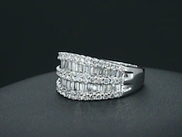 Witgouden ring met briljant en baguettes diamanten