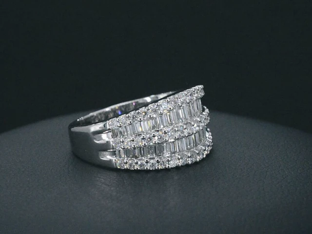Witgouden ring met briljant en baguettes diamanten - afbeelding 3 van  10