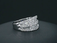 Witgouden ring met briljant en baguettes diamanten - afbeelding 3 van  10