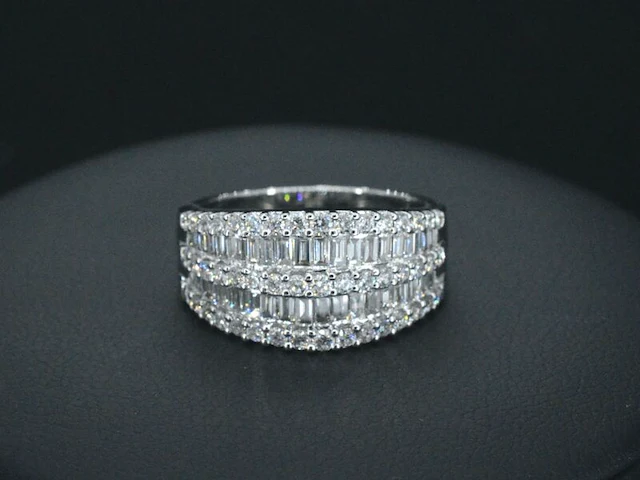 Witgouden ring met briljant en baguettes diamanten - afbeelding 5 van  10