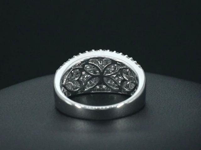 Witgouden ring met briljant en baguettes diamanten - afbeelding 6 van  10