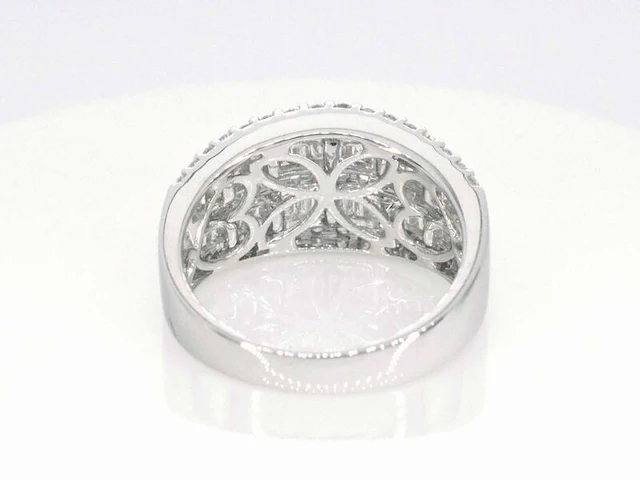 Witgouden ring met briljant en baguettes diamanten - afbeelding 8 van  10