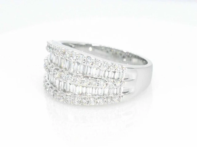 Witgouden ring met briljant en baguettes diamanten - afbeelding 9 van  10