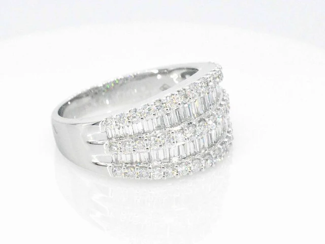 Witgouden ring met briljant en baguettes diamanten - afbeelding 10 van  10
