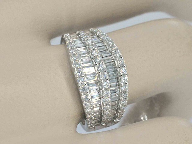 Witgouden ring met briljant en baguettes diamanten - afbeelding 3 van  10