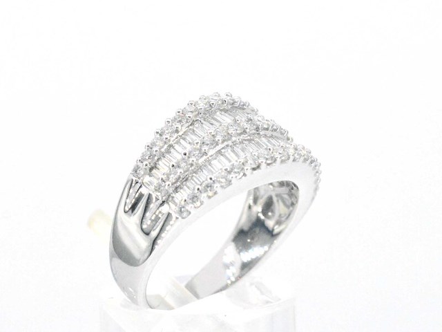 Witgouden ring met briljant en baguettes diamanten - afbeelding 5 van  10