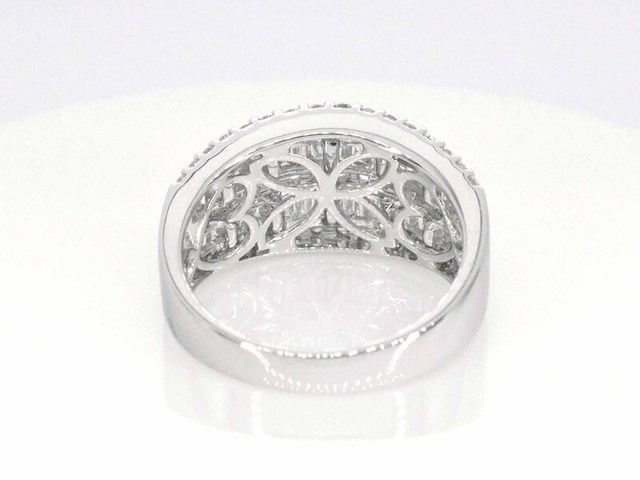 Witgouden ring met briljant en baguettes diamanten - afbeelding 8 van  10