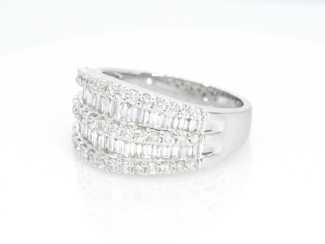 Witgouden ring met briljant en baguettes diamanten - afbeelding 9 van  10