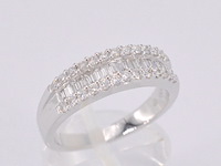 Witgouden ring met briljant en baguettes - afbeelding 7 van  11