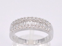 Witgouden ring met briljant en baguettes