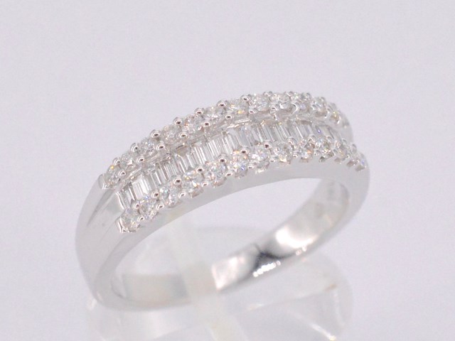 Witgouden ring met briljant en baguettes - afbeelding 7 van  11