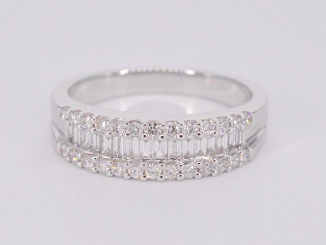Witgouden ring met briljant en baguettes - afbeelding 8 van  11