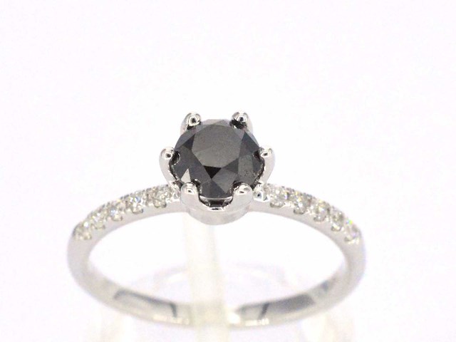 Witgouden ring met briljant geslepen zwarte diamant en witte diamanten - afbeelding 1 van  10