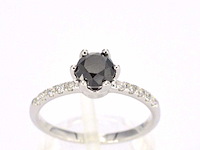 Witgouden ring met briljant geslepen zwarte diamant en witte diamanten