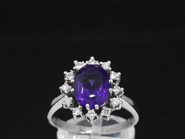 Witgouden ring met diamanten en amethist - afbeelding 1 van  8