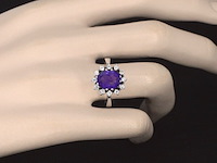 Witgouden ring met diamanten en amethist - afbeelding 2 van  9