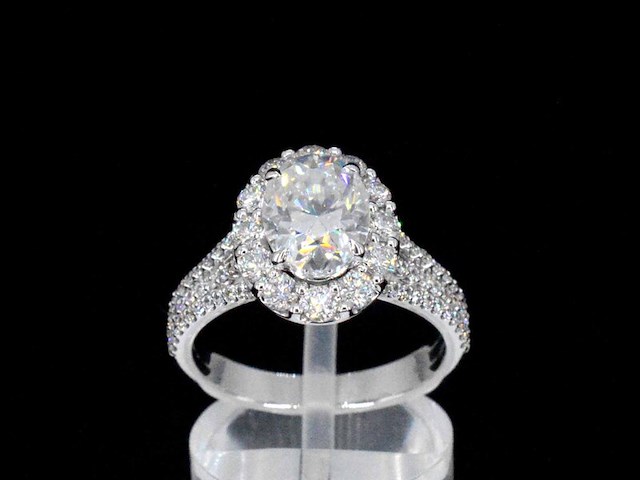 Witgouden ring met diamanten en een 2.11 carat oval shape - afbeelding 1 van  7