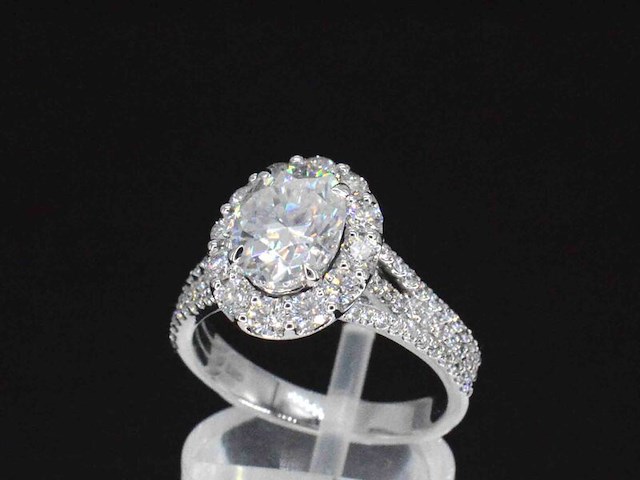 Witgouden ring met diamanten en een 2.11 carat oval shape - afbeelding 3 van  7