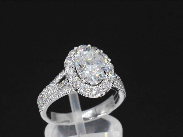 Witgouden ring met diamanten en een 2.11 carat oval shape - afbeelding 4 van  7