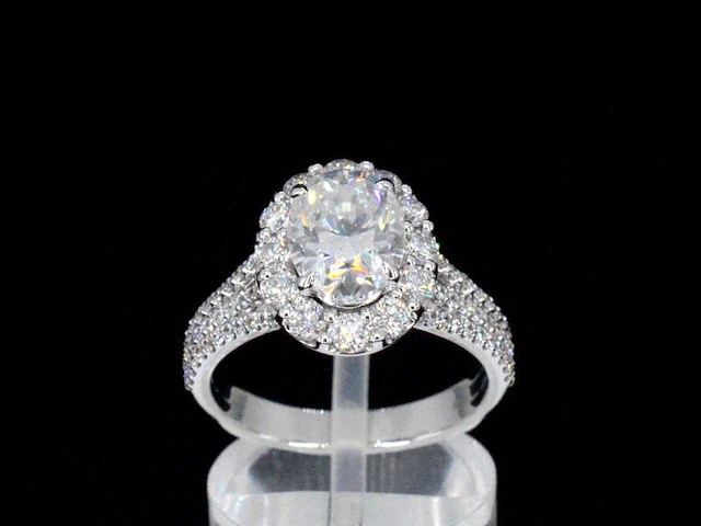 Witgouden ring met diamanten en een 2.11 carat oval shape - afbeelding 1 van  6