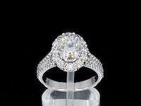 Witgouden ring met diamanten en een 2.11 carat oval shape