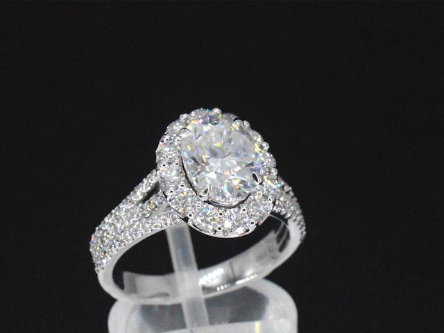 Witgouden ring met diamanten en een 2.11 carat oval shape - afbeelding 4 van  6