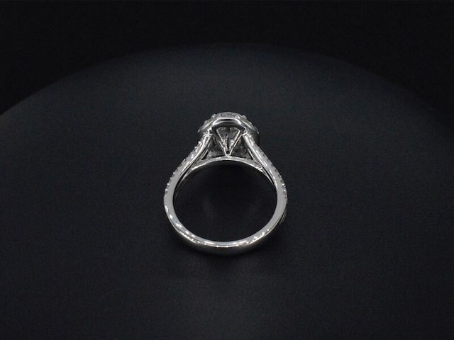 Witgouden ring met diamanten en een 2.11 carat oval shape - afbeelding 6 van  6