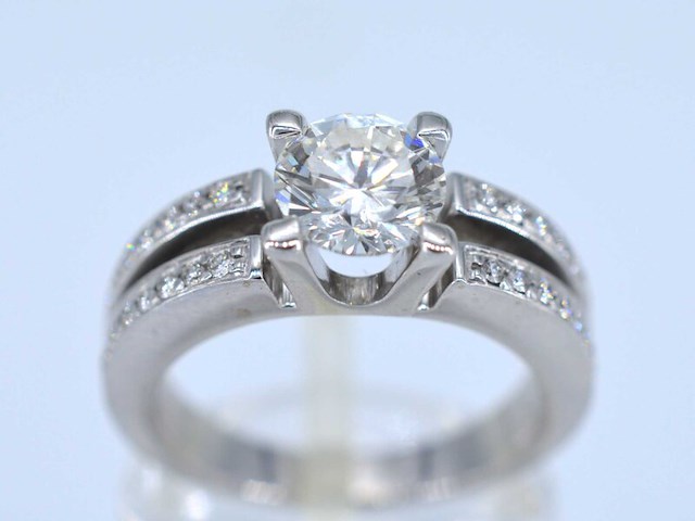 Witgouden ring met diamanten en een centrale diamant van 1.02 carat. - afbeelding 1 van  8