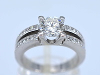 Witgouden ring met diamanten en een centrale diamant van 1.02 carat.
