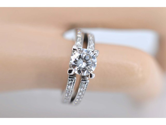 Witgouden ring met diamanten en een centrale diamant van 1.02 carat. - afbeelding 2 van  8