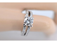 Witgouden ring met diamanten en een centrale diamant van 1.02 carat. - afbeelding 2 van  8