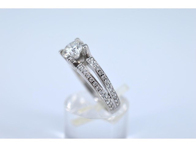 Witgouden ring met diamanten en een centrale diamant van 1.02 carat. - afbeelding 3 van  8